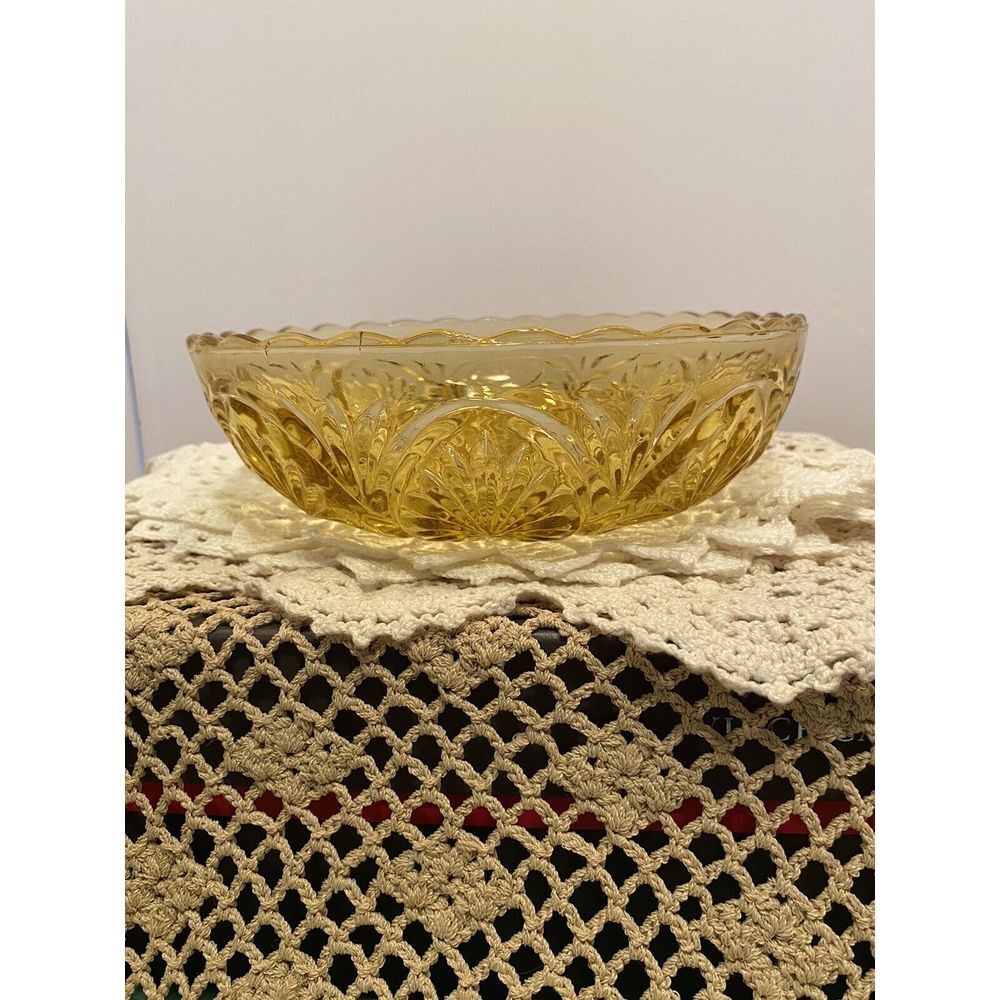 Vintage yellow Amber starburst pattern‎ fruit bowl centerpiece scalloped edges
